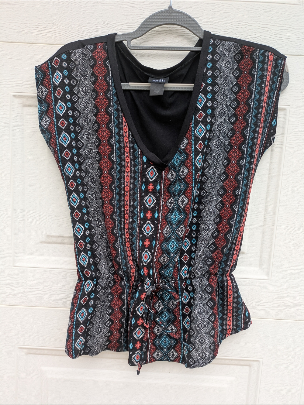 Rue 21 Women's Geometric Print V-Neck Tie-Waist Top - Medium